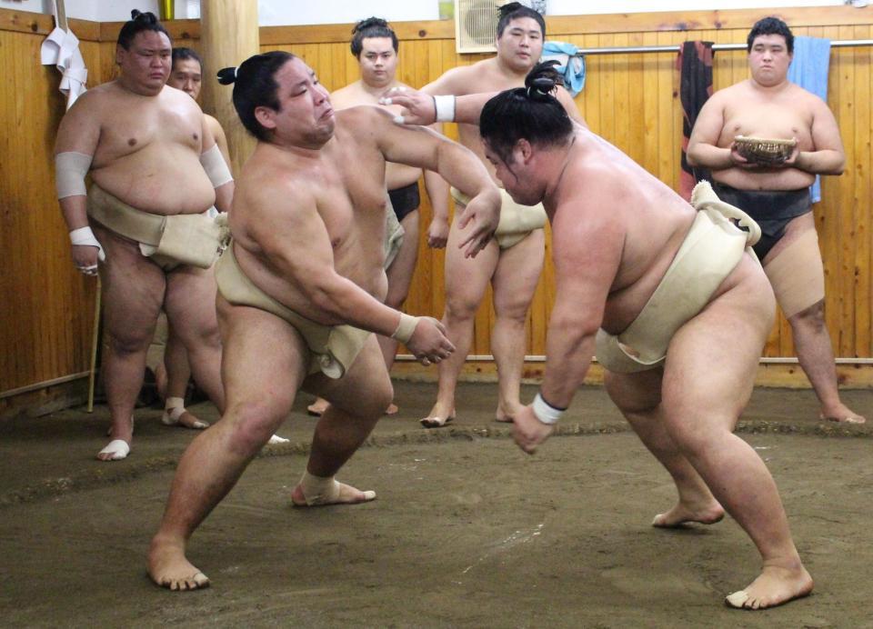 　明生（右）と申し合いを行う錦木（代表撮影）