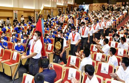 仙台育英、歓喜の凱旋悲願の優勝旗、白河の関越える