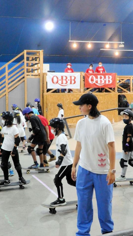 　小学生にスケートボードを教える西矢椛
