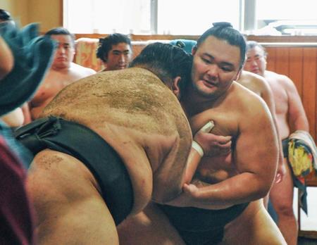 　ぶつかり稽古で胸を出す朝乃山（右）