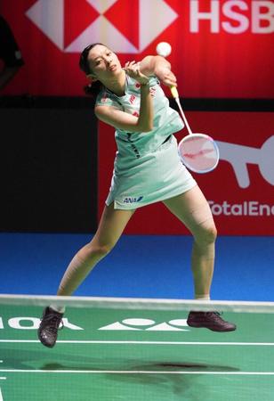 　女子シングルス２回戦でスマッシュを打つ高橋沙也加（代表撮影）