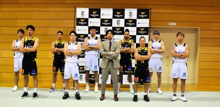 　新ユニホームを披露したＢ２香川の選手と石川裕一ヘッドコーチ（中央）