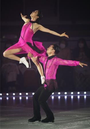 　アイスショー「フレンズ・オン・アイス」のリハーサルで演技する村元哉中（上）、高橋大輔組＝コーセー新横浜スケートセンター