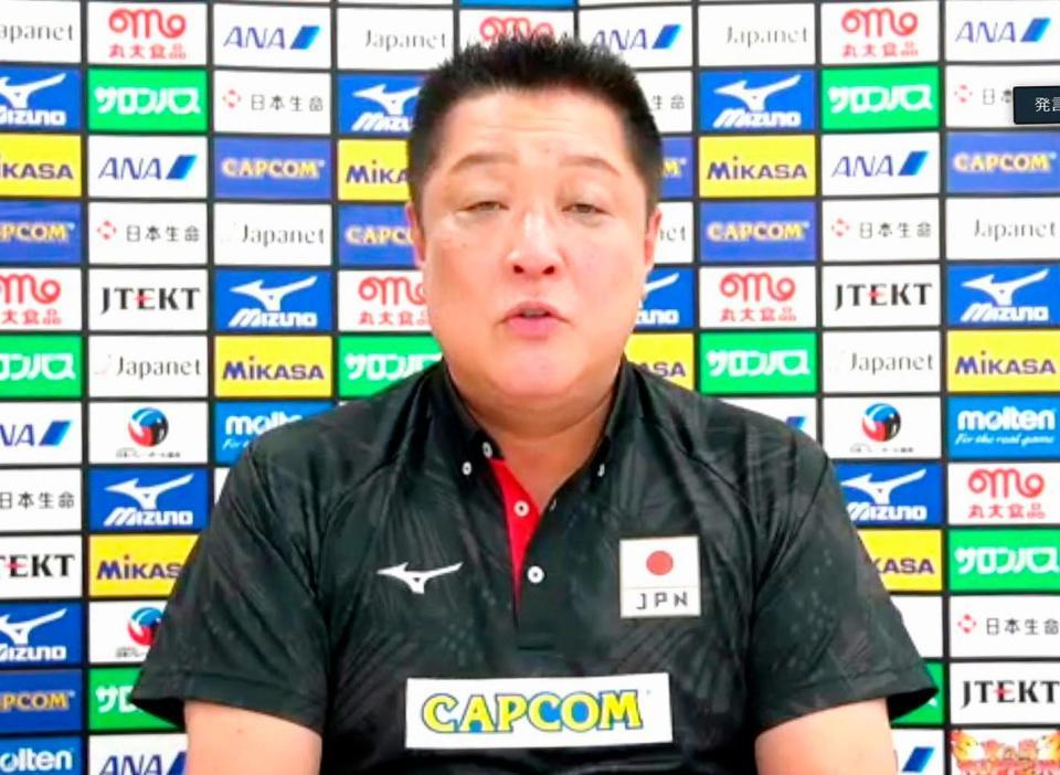 　オンラインで取材に応じるバレーボール女子日本代表の真鍋監督