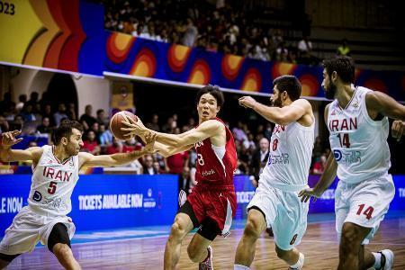 　バスケ男子Ｗ杯２次予選　イラン戦で攻め込む日本の馬場（左から２人目）＝テヘラン（国際バスケットボール連盟提供・共同）