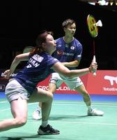 　混合ダブルス決勝でプレーする渡辺勇大、東野有紗組（代表撮影）