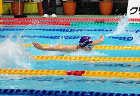 　女子２００メートルバタフライで３位となった林
