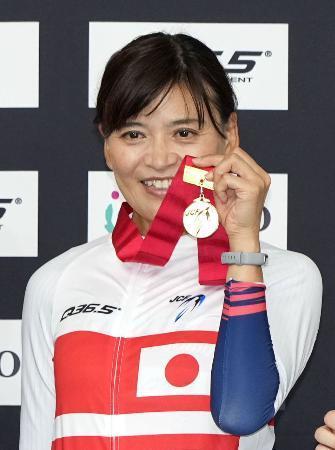 　パラ部門の女子３０００メートル個人追い抜き（運動機能障害Ｃ２、３）で優勝した杉浦佳子＝伊豆ベロドローム