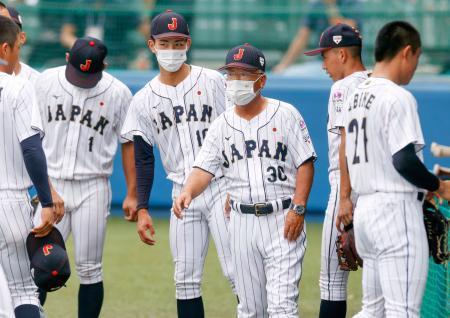 　立大との練習試合で、選手に声を掛ける高校日本代表の馬淵監督（右から３人目）＝埼玉県内