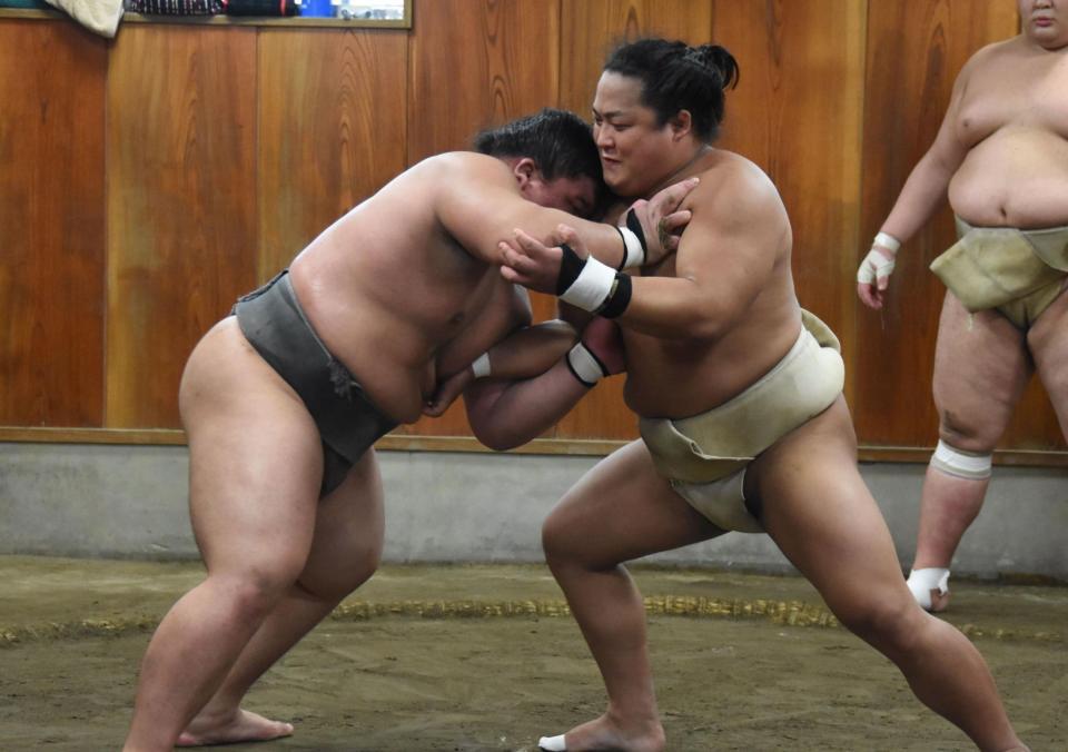 　若い衆と稽古する翠富士（代表撮影）
