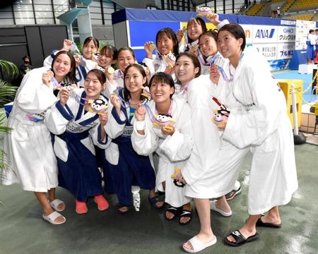 　日本大学の仲間と記念撮影する池江璃花子（右手前から２人目）＝撮影・佐藤厚