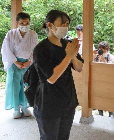　カエルの神様を祭る久具谷社を参詣する入江聖奈選手＝１日、松江市