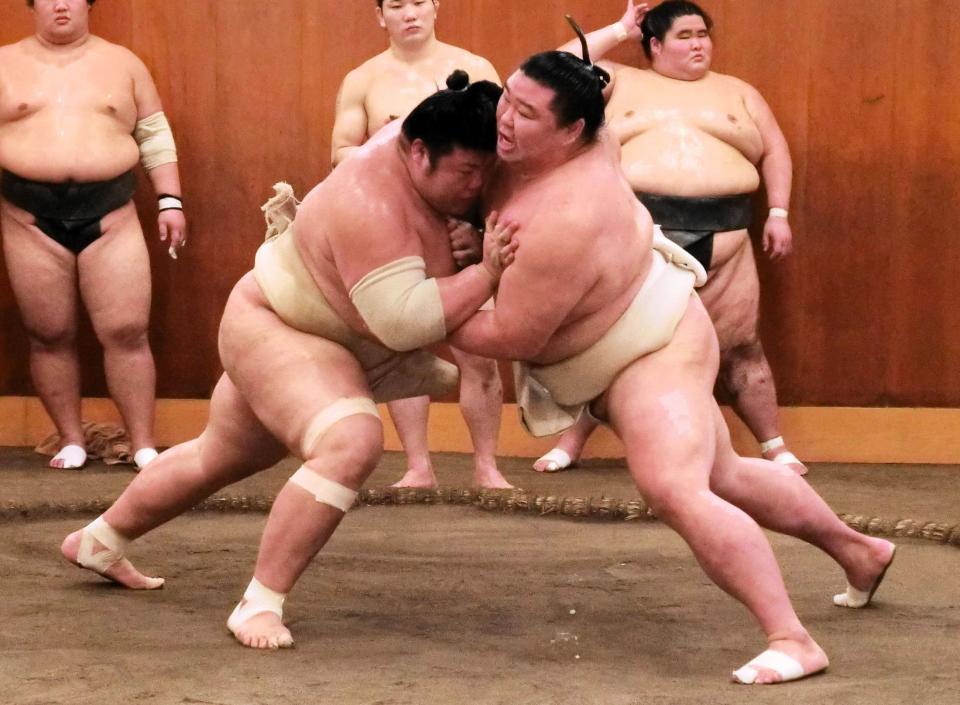 　豊山（左）と申し合い稽古をする正代