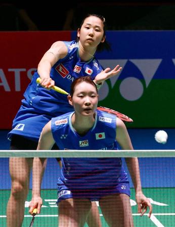 　韓国ペアと対戦する永原（奥）、松本組