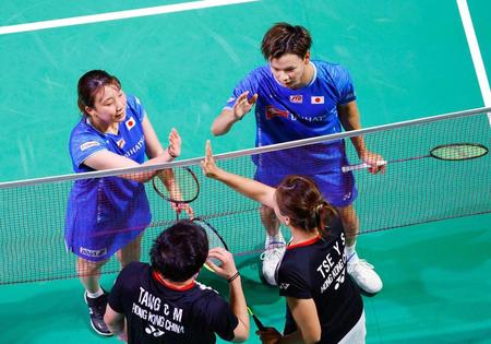 　香港ペアに勝利した渡辺（右上）、東野組