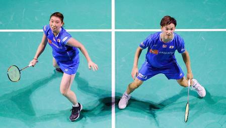 　香港ペアと対戦する渡辺（右）、東野組