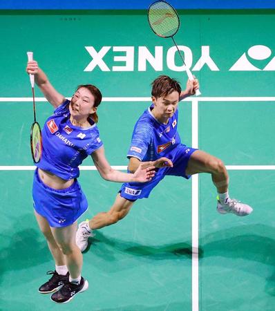 　香港のペアと対戦する渡辺（右）、東野組