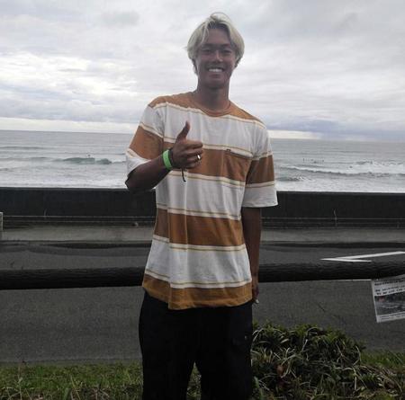 　笑顔で写真に応じる上山キアヌ久里朱＝御前崎ロングビーチ