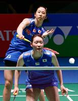 　韓国ペアと対戦する永原（奥）、松本組