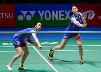 　韓国ペアと対戦する永原（左）、松本組