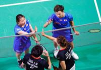 　香港ペアに勝利した渡辺（右上）、東野組