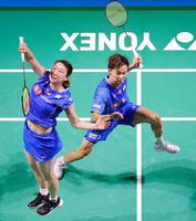 　香港のペアと対戦する渡辺（右）、東野組