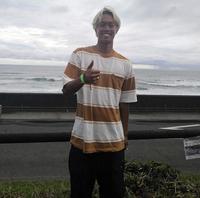 　笑顔で写真に応じる上山キアヌ久里朱＝御前崎ロングビーチ