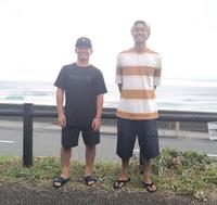 　笑顔で写真に応じる（左から）大原洋人、上山キアヌ久里朱＝御前崎ロングビーチ