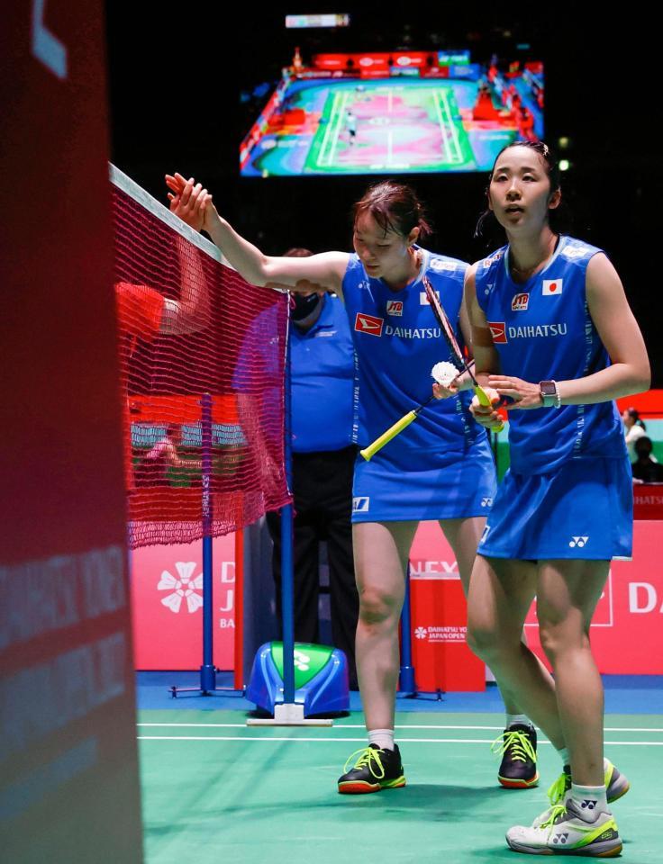 　韓国ペアに敗れ、握手する永原（右）、松本組