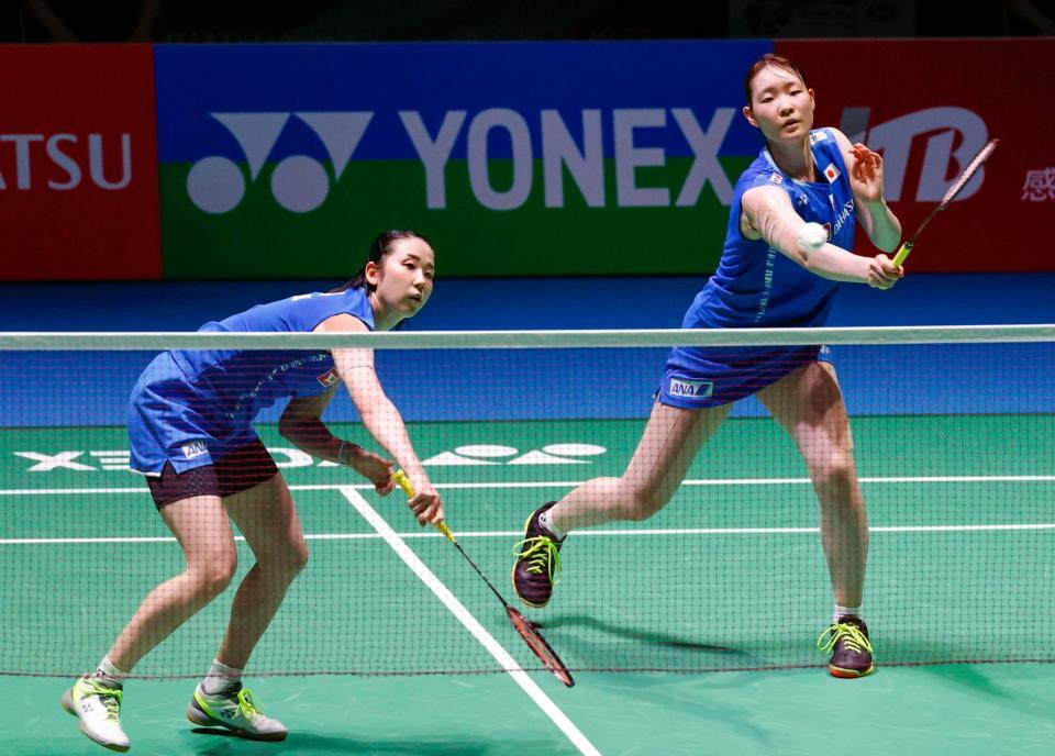 　韓国ペアと対戦する永原（左）、松本組