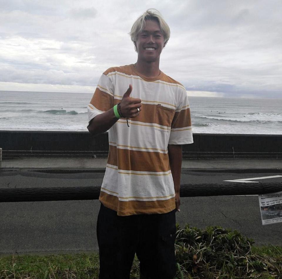 　笑顔で写真に応じる上山キアヌ久里朱＝御前崎ロングビーチ