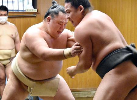 　部屋の幕下力士と相撲を取る玉鷲（左）