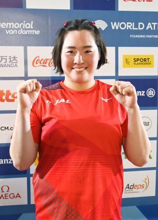 　陸上のダイヤモンドリーグ第１２戦の女子やり投げで２位となり、ポーズを取る北口榛花＝ブリュッセル（共同）