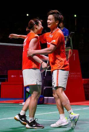 　中国のペアに勝利し抱き合って喜ぶ渡辺（右）、東野組