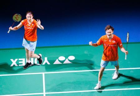 　混合ダブルス準決勝　中国ペアに勝利し、喜ぶ渡辺（右）、東野組＝丸善インテックアリーナ大阪