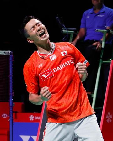 　男子シングルス準決勝でデンマーク選手に勝利し、ガッツポーズの西本拳太