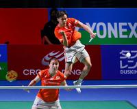 　中国のペアと対戦する渡辺（奥）、東野組