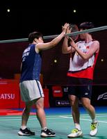 　女子シングルス準決勝で中国選手（右）に勝利した山口茜