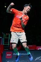 　男子シングルス準決勝でデンマーク選手に勝利し、ガッツポーズで喜ぶ西本拳太