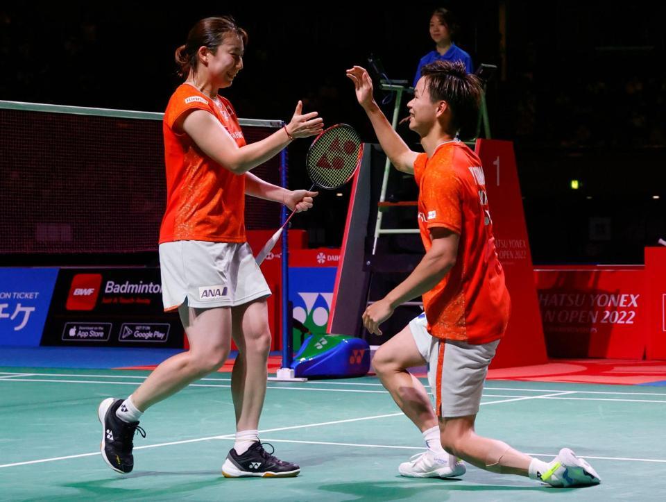 　中国のペアに勝利し喜ぶ渡辺（右）、東野組