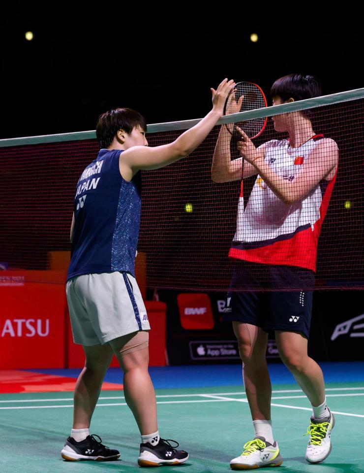 　女子シングルス準決勝で中国選手（右）に勝利した山口茜