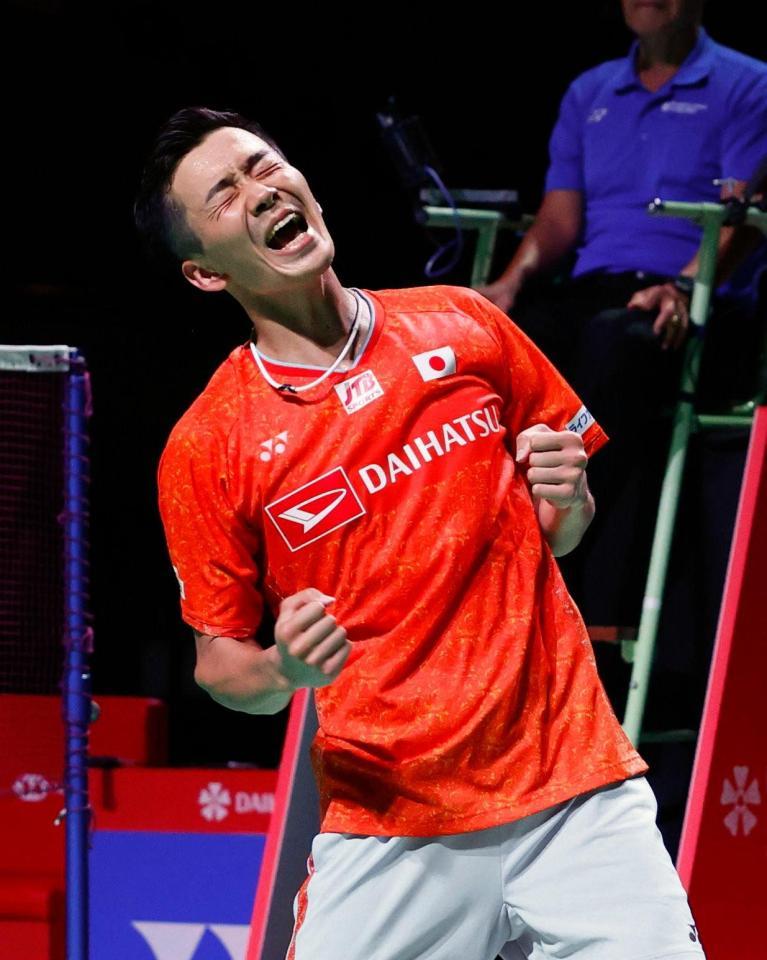 　男子シングルス準決勝でデンマーク選手に勝利し、ガッツポーズの西本拳太