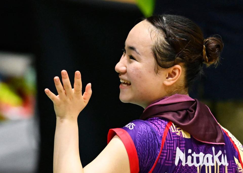 　女子準々決勝で加藤美優に勝利し、観客席に手を振る伊藤美誠