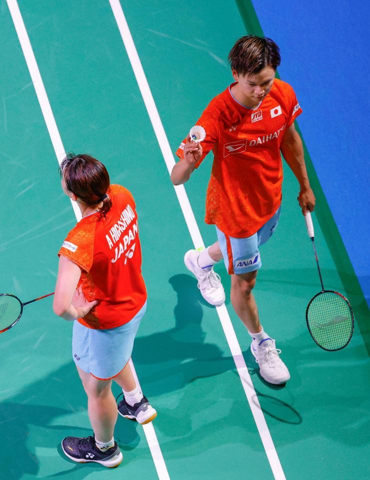 　ポイントを許した渡辺（右）、東野組