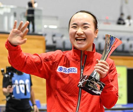 　女子で優勝し、観客席に笑顔で手を振る伊藤美誠