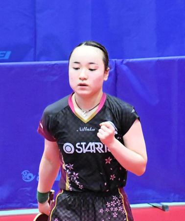 得点を決めて拳を握る伊藤美誠＝アクシオン福岡