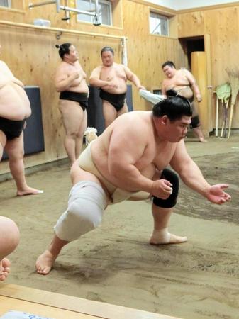 　すり足をする宇良