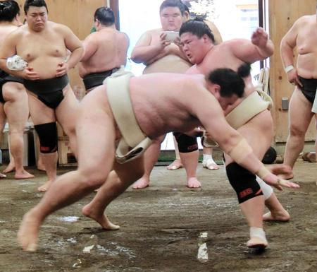 　金峰山（左）の突き押しをかわす宇良