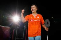 　男子シングルスで初優勝し、ガッツポーズをする西本拳太