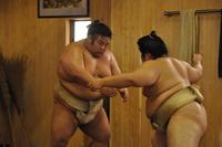 　ぶつかり稽古をする貴景勝（代表撮影）